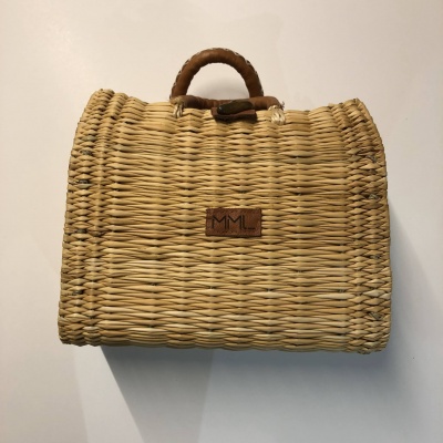 Mala de mão de palha com alça castanha e etiqueta MML