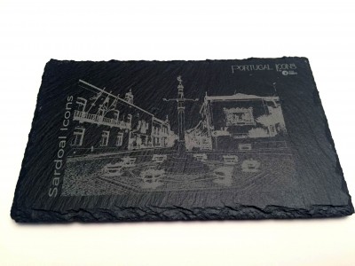 Placa de ardósia preta gravada com imagem de praça e barcos, texto Portugal e Sardoal Icons