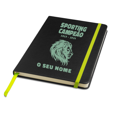 Caderno preto com elástico amarelo e texto Sporting Campeão 2023 - 2024 O Seu Nome com leão