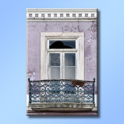 Quadro decorativo com imagem de janela antiga branca e varanda em ferro trabalhado azul