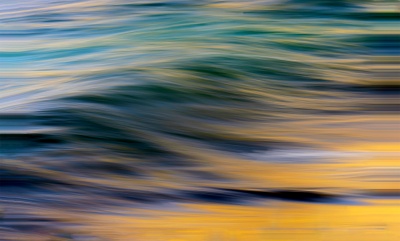 Padrão abstrato de linhas onduladas em tons azuis, verdes e amarelos