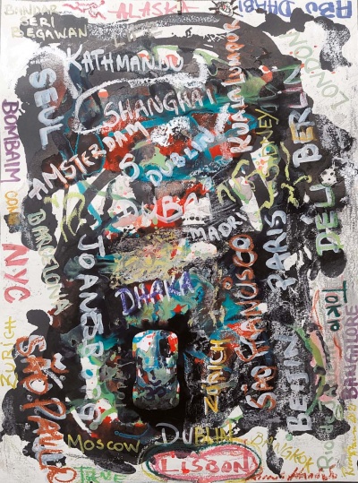 Peça de arte urbana colorida com nomes de cidades escritas em várias cores e estilos.