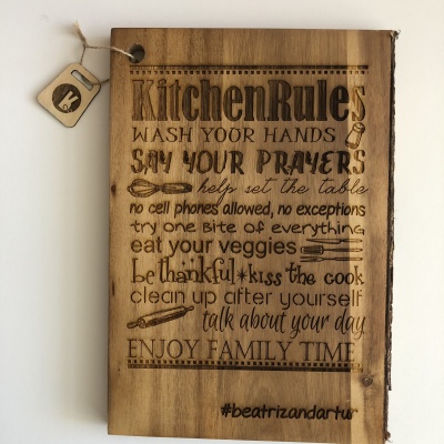 Placa de madeira com texto gravado e regras de cozinha em várias fontes