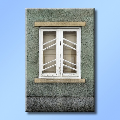 Janela dupla branca em parede verde-azulada texturizada