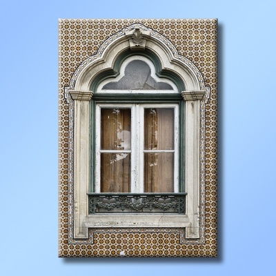 Janela antiga com moldura decorativa e azulejos marrons com padrão circular