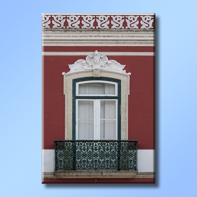 Pintura de janela tradicional portuguesa com varanda em ferro forjado e parede vermelha