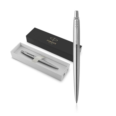 Caneta metálica prateada e caixa preta e branca com logo Parker