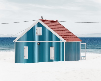 Casa de praia azul com telhado vermelho e detalhes brancos em fundo de praia e mar