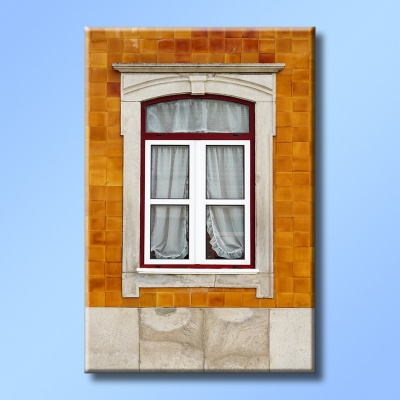 Janela branca de madeira com cortinas num painel de azulejos laranja