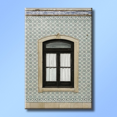 Janela tradicional portuguesa em azulejos decorativos com moldura de pedra