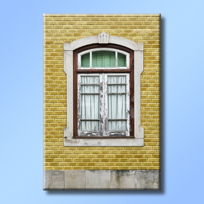 Tela com imagem de janela antiga em parede de tijolos amarelos