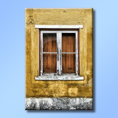 Janela de madeira velha numa parede amarela desgastada