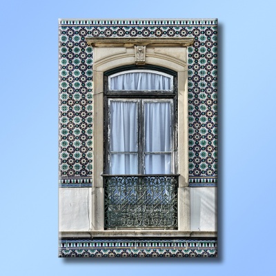 Janela decorativa com azulejos e sacada em ferro