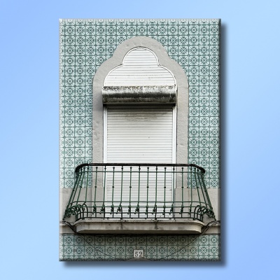 fachada com azulejos azuis, janela com persiana branca e varanda de ferro verde