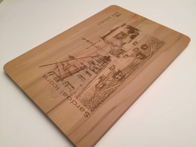 Tábua de madeira com gravura da vila de Saldeia e texto