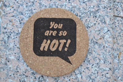 Descanso de copos redondo de cortiça com texto 'You are so HOT!' em balão de diálogo preto