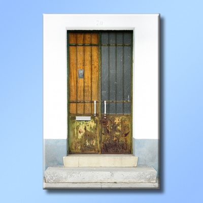 Porta dupla de madeira e vidro com ferrugem e número 70 na moldura