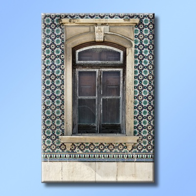 Janela antiga de madeira com azulejos tradicionais portugueses coloridos em redor