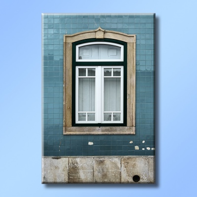 Poster de janela branca com moldura verde em azulejos azuis