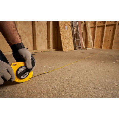 Fita métrica amarela Stanley 20 m em ambiente de construção com madeira