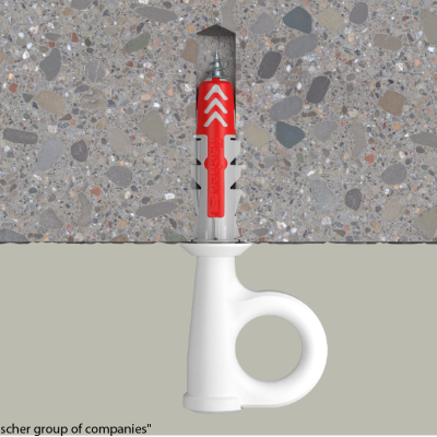 Fixador de asa branca com bucha fischer instalada em parede de betão com textura de pedra