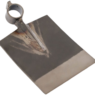 Enxada metálica retangular com suporte para cabo