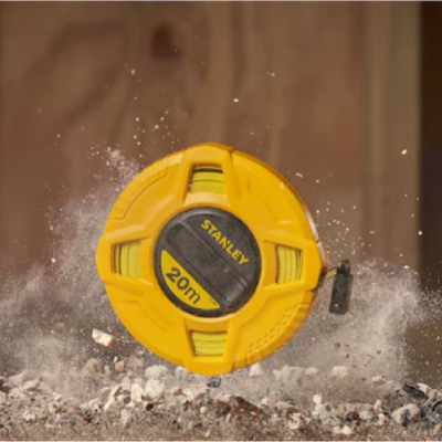 Trena métrica amarela e preta STANLEY 20m em ambiente de construção.