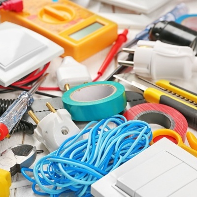 Materiais elétricos e ferramentas em superfície clara