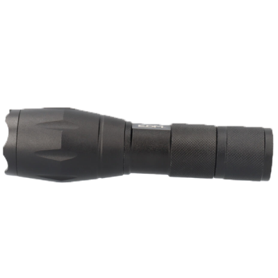 Lanterna táctica preta em metal com textura antiderrapante no punho