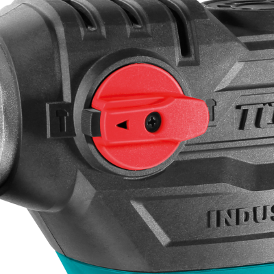 Botão vermelho giratório em ferramenta elétrica preta com texto INDUSTRIAL