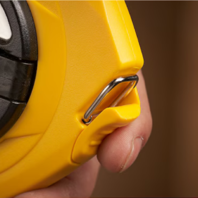 Medidor de fita métrica amarelo com detalhes em preto e branco