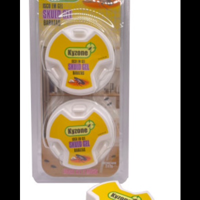 Embalagem com dois recipientes brancos de gel contra baratas da marca Kyzonne