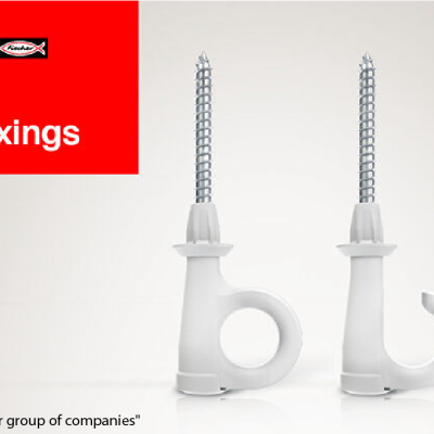 Fixações de plástico brancas com parafusos de metal e marca fischer em fundo vermelho