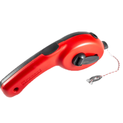 Ferramenta vermelha e preta com manivela e fio enrolado em fundo branco.