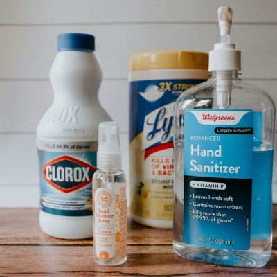 Produtos de limpeza e higienização em superfície de madeira