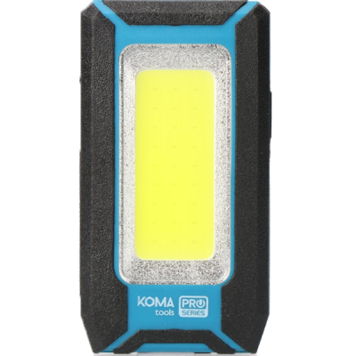Lanterna LED portátil KOMA tools com corpo preto e azul e painel amarelo