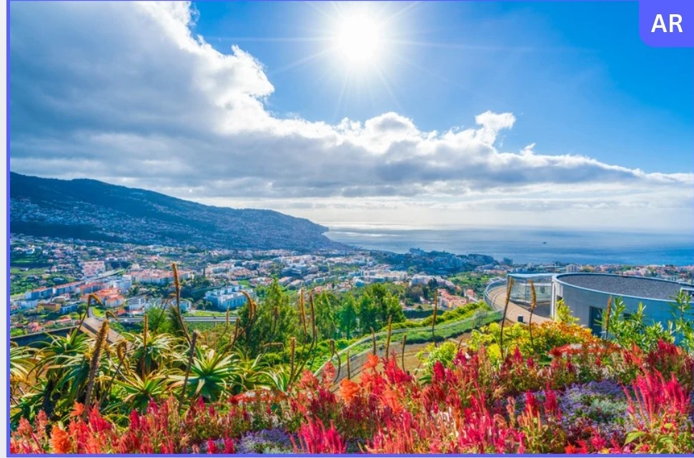 Vista panorâmica de cidade costeira com jardim florido e mar ao fundo