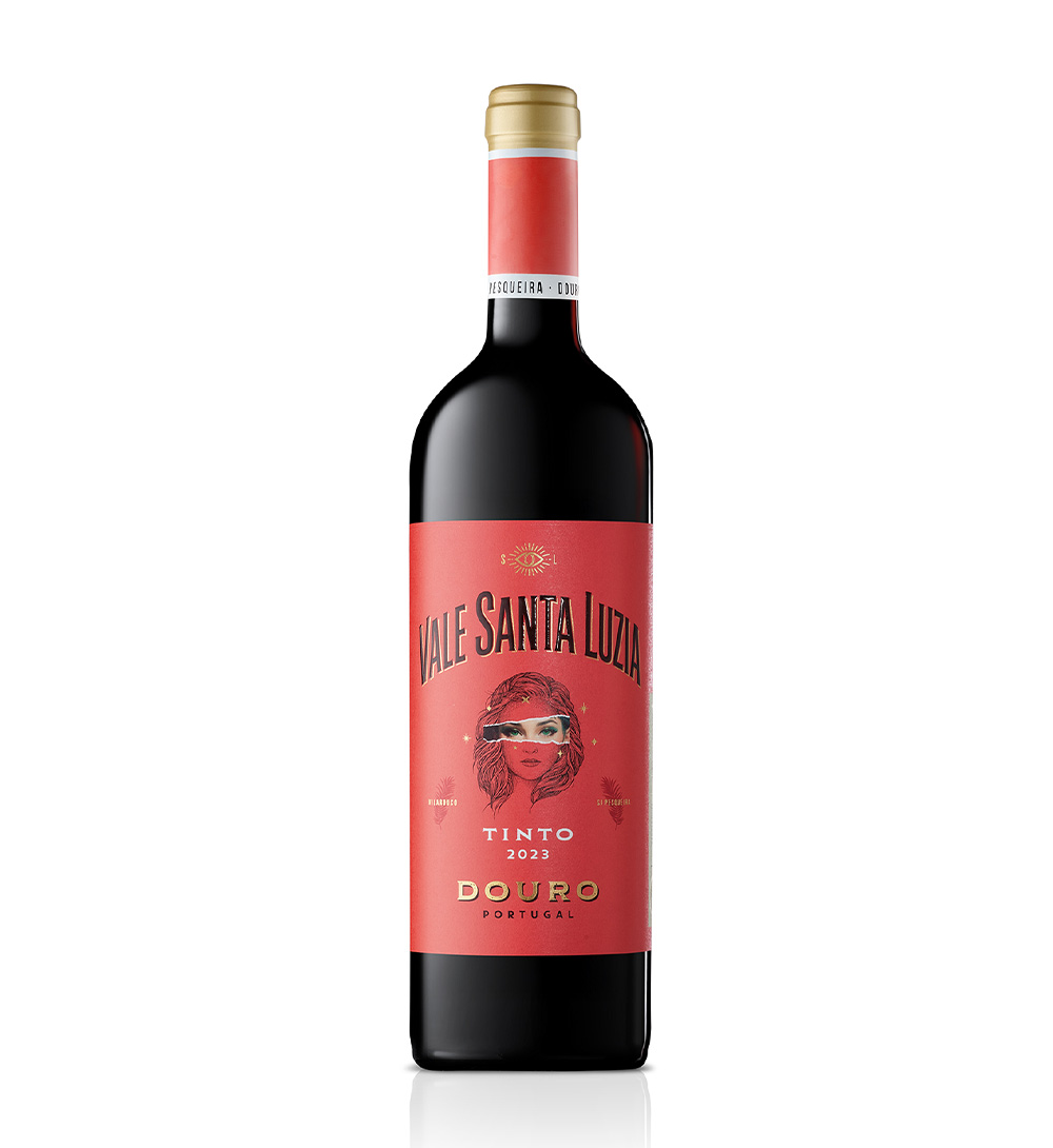 Vale Santa Luzia Tinto 2023 Garrafa de vinho tinto Vale Santa Luzia com rótulo vermelho e ilustração de mulher