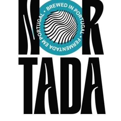 Logótipo com texto MORTADA e círculo azul com texto BREWED IN PORTUGAL FERMENTADA EM PORTUGAL