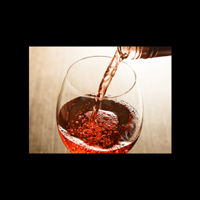 Bebida rosada a ser servida em copo de vidro