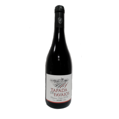 Garrafa de vinho tinto com rótulo branco e texto TAPADA DE FAVAIOS