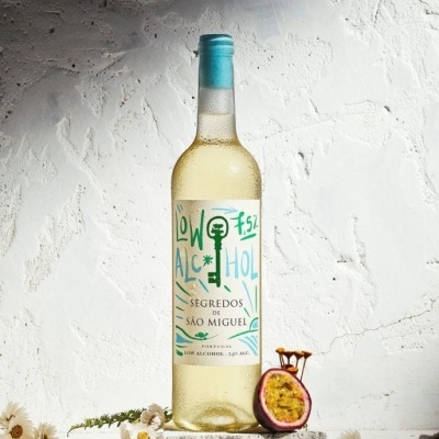 https://www.aaraoribeirovinhos.pt/product/segredos-de-sao-miguel-branco-low-alcohol