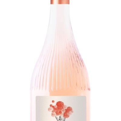 Garrafa de vinho rosé Casa Relvas com rótulo artístico e cápsula cor de cobre