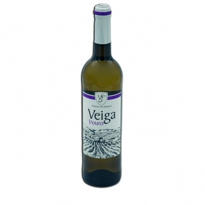 Garrafa de vinho branco com rótulo Veiga l'ouro e desenho de campo preto e branco.