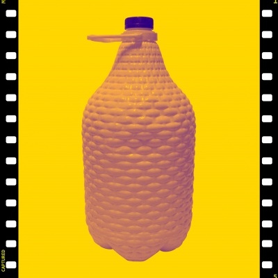 Garrafa com proteção de espuma amarela e tampa azul em fundo amarelo