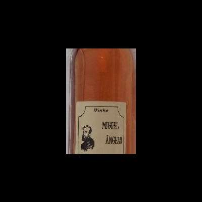 Garrafa de vinho rosé com rótulo bege e imagem de homem
