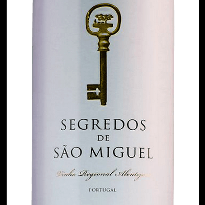 Etiqueta de vinho Segredos de São Miguel com chave dourada e texto em português