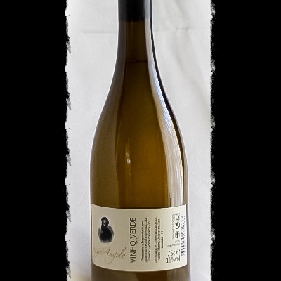 Garrafa de vinho branco Vinho Verde com rótulo branco e rolha preta