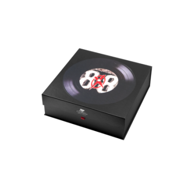 Caixa preta com imagem de vinil e símbolo vermelho e branco no topo