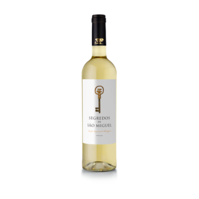 Garrafa de vinho branco Segredos de São Miguel com rótulo branco e cápsula preta